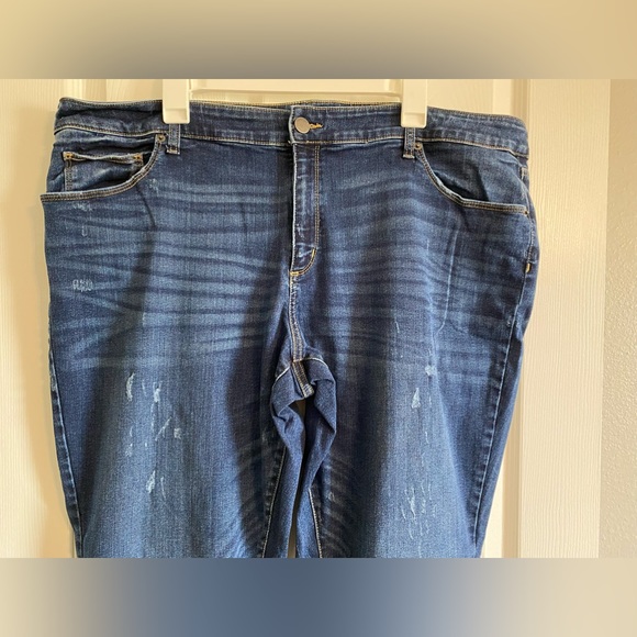 Universal Thread ~ Distressed Jeans ~ Size 22W ~ Universal Thread! - Picture 10 of 11